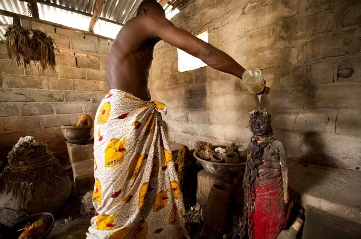 Marabout sérieux en train de réaliser un rituel affectif ou de voyance pour la chance et la protection.