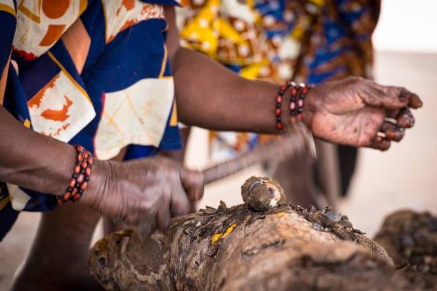 Image illustrant la recherche d'un vrai marabout pour des rituels affectifs, voyance et protection.